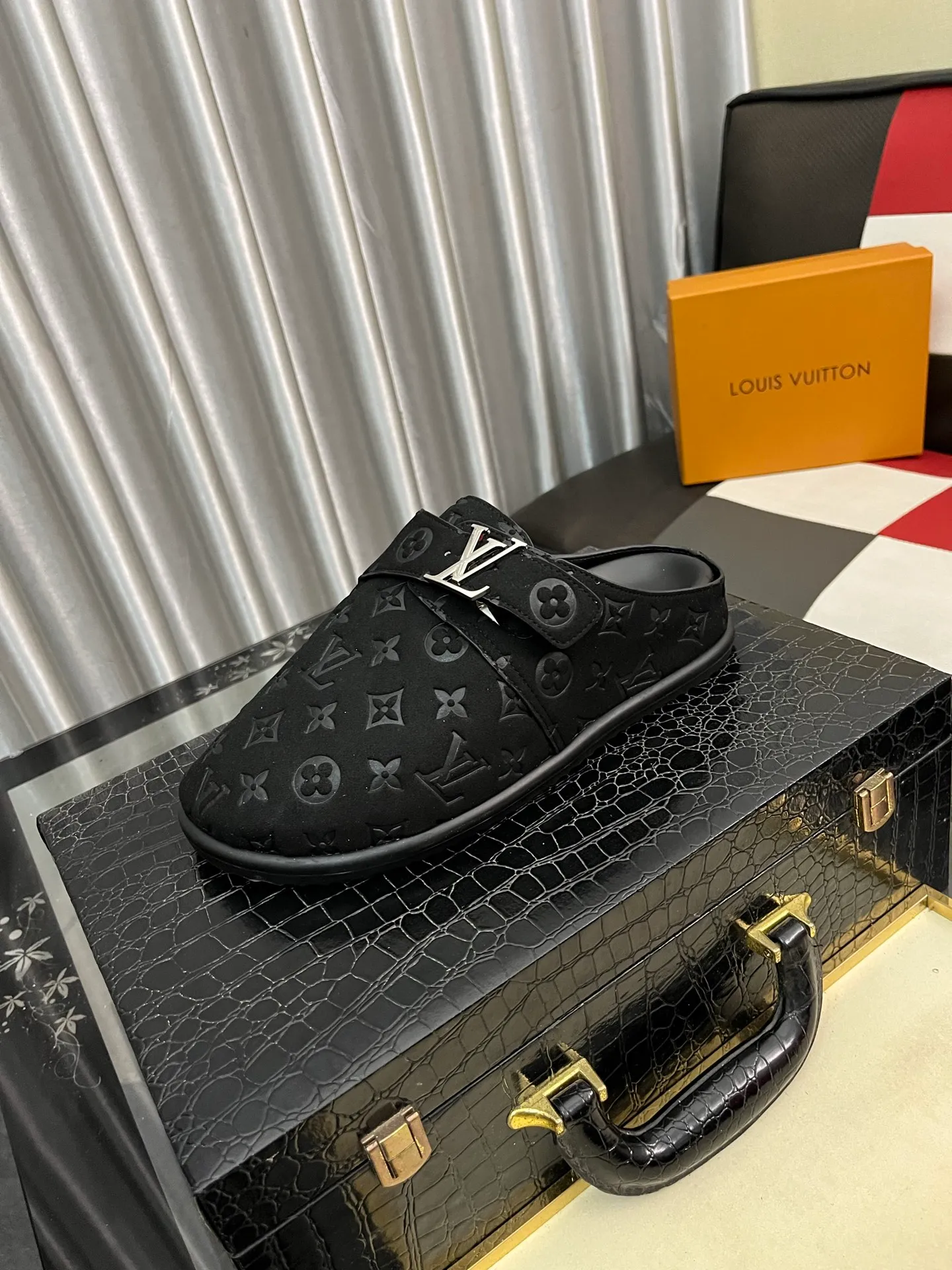Men's shoes 💰380⌚️⌚️2025 new men's casual sandals and slippers, made of suede cow leather, with Monogram pattern to highlight the trendy style. Adjustable straps illuminated with LV letters, while a resilient insole and micro outsole provide lightweight comfort. Made of suede cow leather with embossed Monogram pattern and brand element metal hardware✅Adjustable straps➕Tough insole‼ ️Micro outsole. Comfortable and easy to wear‼ ️size: 38-446️⃣Colors available